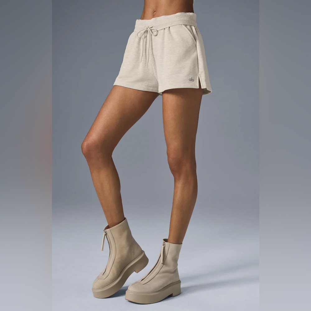 Alo Low Key Sweat Short in Oatmeal Heather Size Medium - Picture 2 of 10